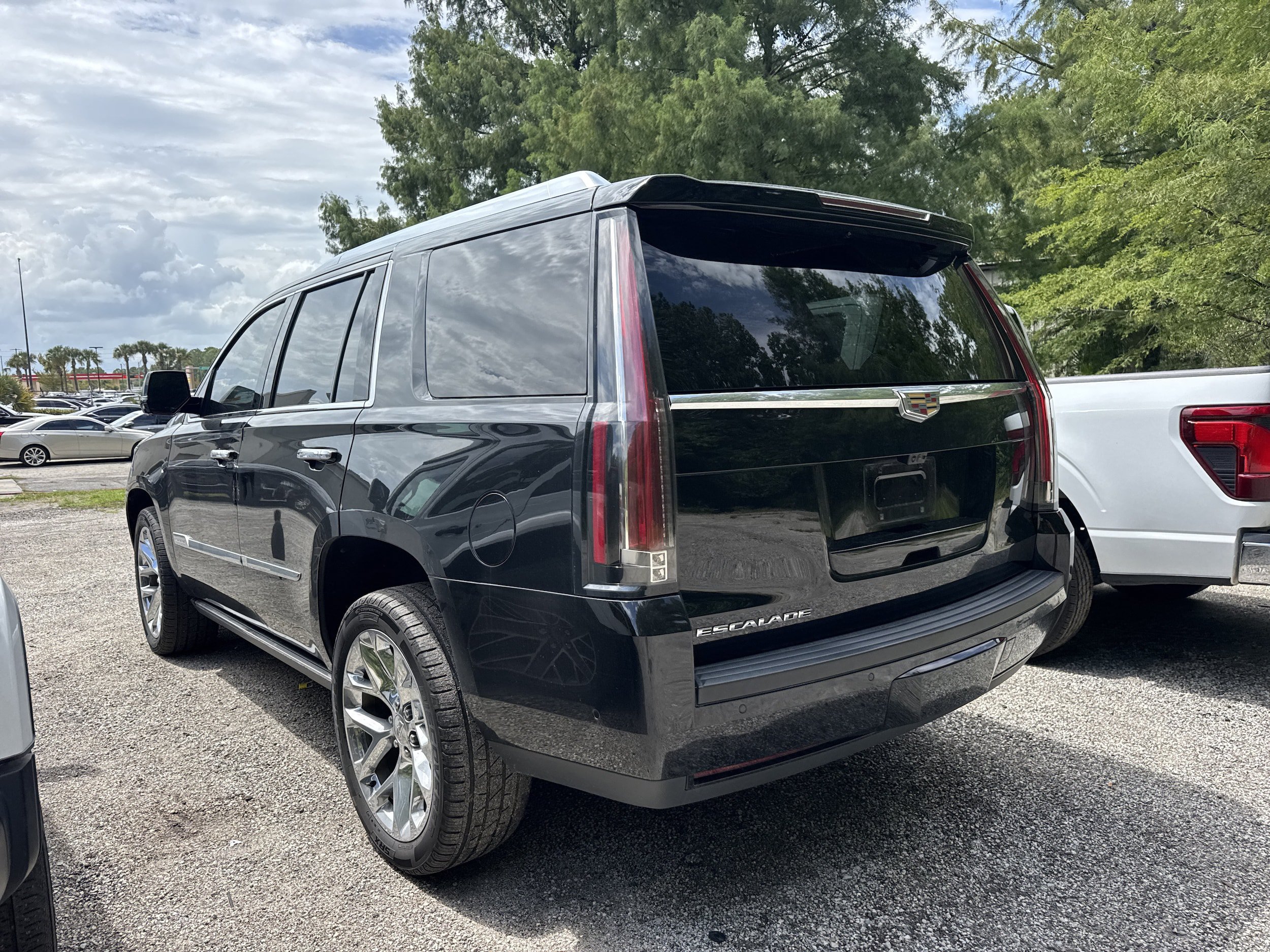Used 2020 Cadillac Escalade Premium Luxury AWD/4WD image 2