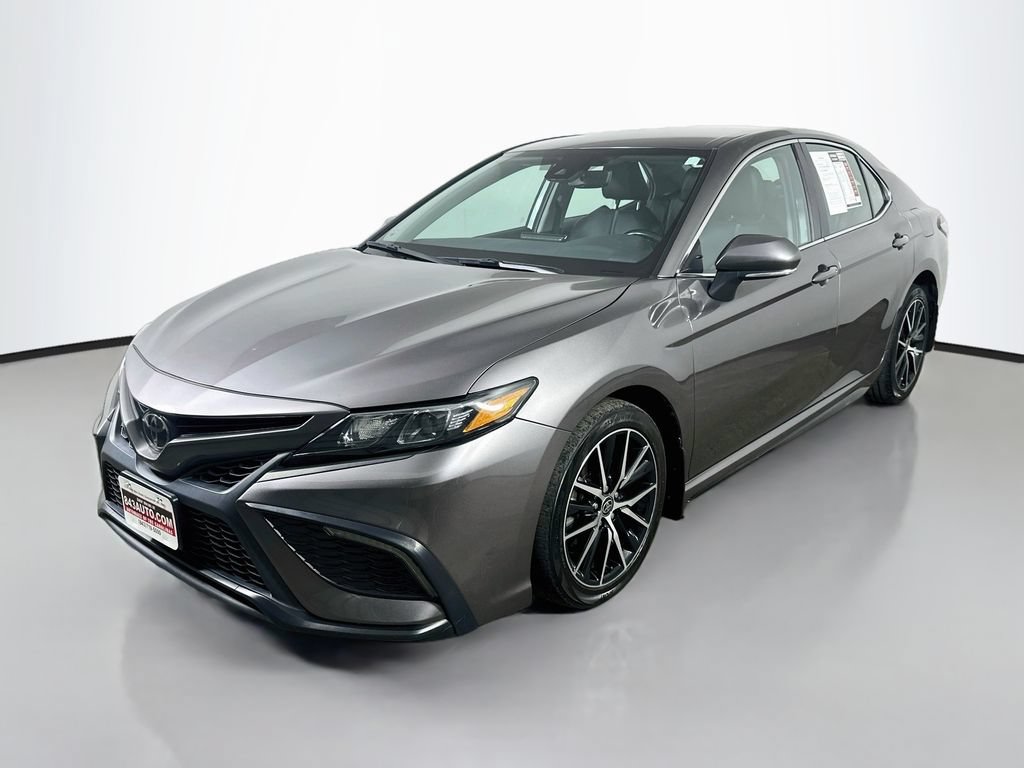 Used 2023 Toyota Camry SE FWD image 3