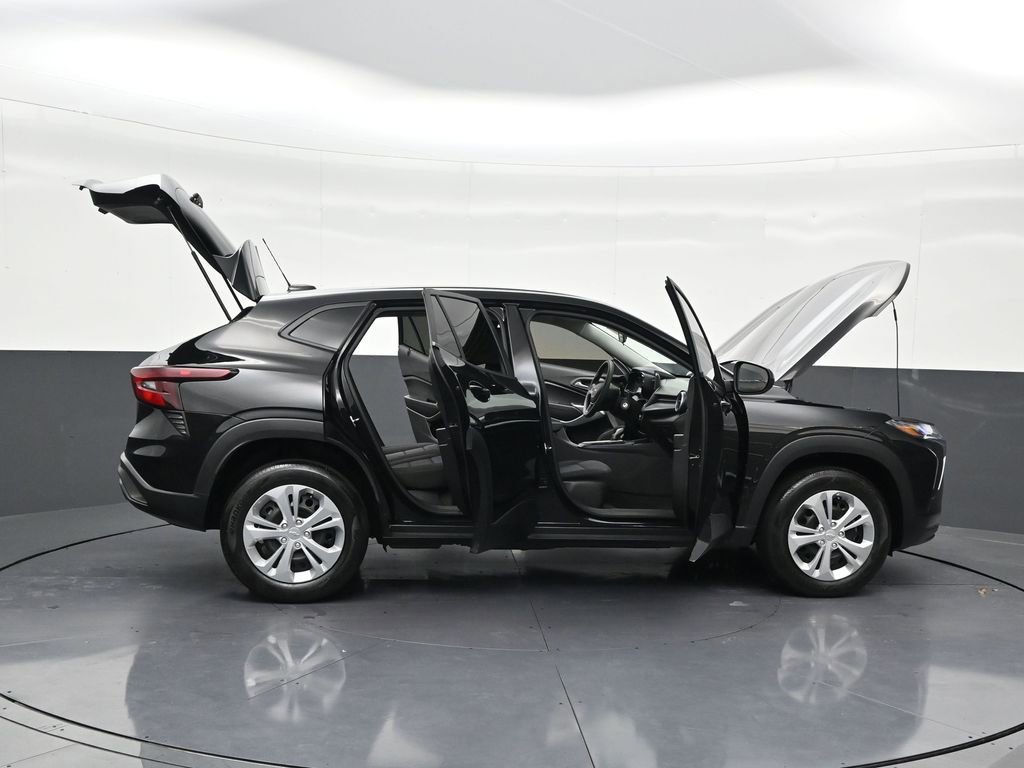 Used 2025 Chevrolet Trax LS image 32
