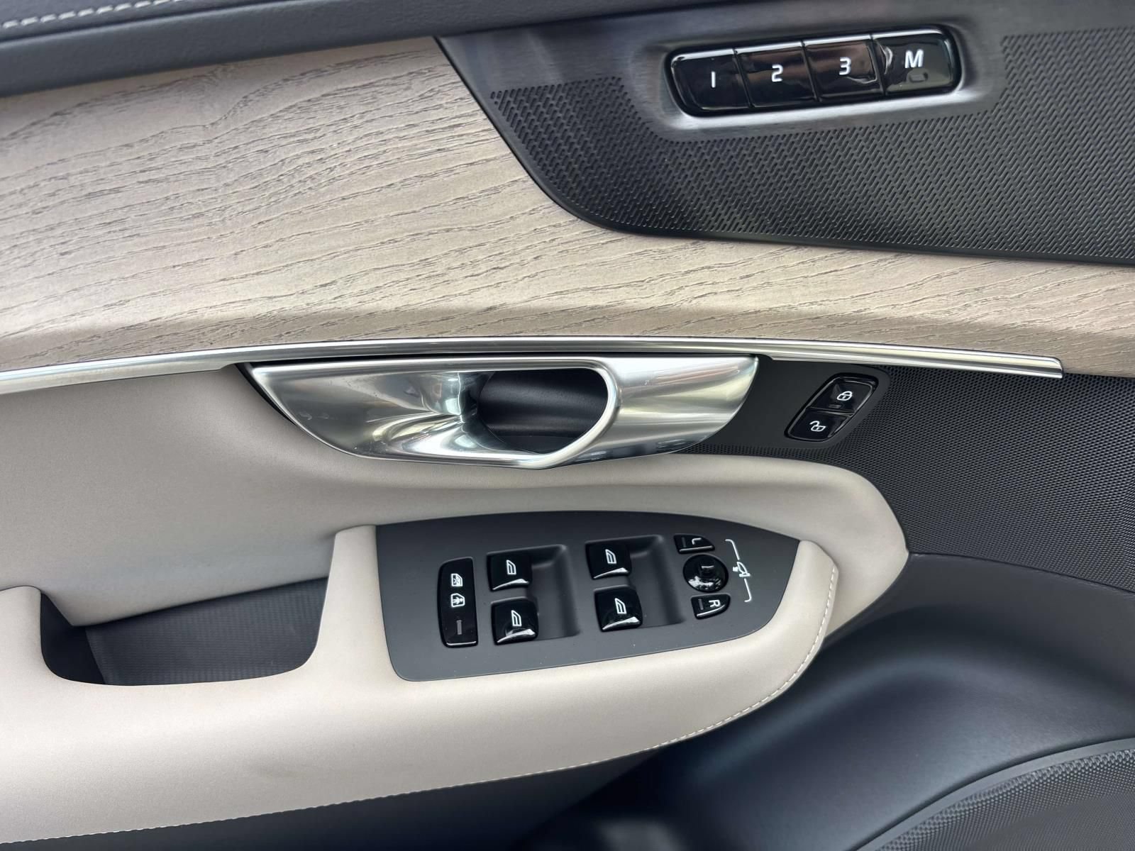 New 2026 Volvo XC90 B6 Plus w/ Protection Package Premier AWD/4WD image 13