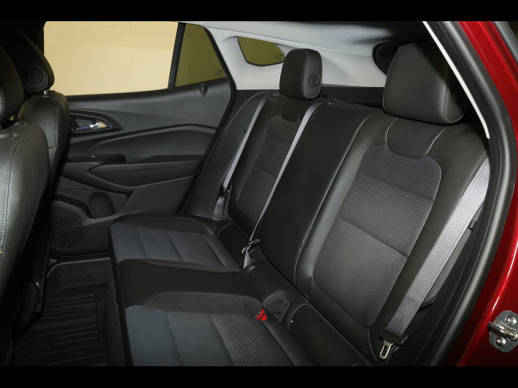 Used 2025 Chevrolet Trax LT w/ LT Convenience Package FWD image 26