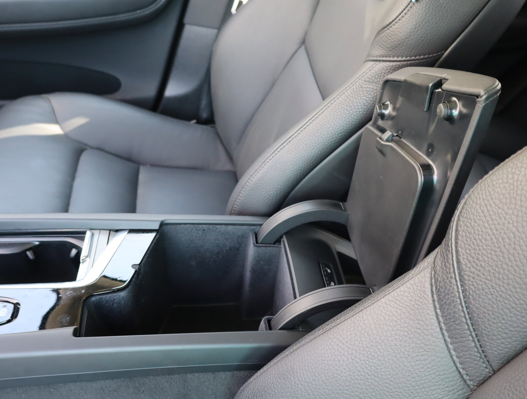 Used 2025 Volvo XC60 B5 Plus image 35