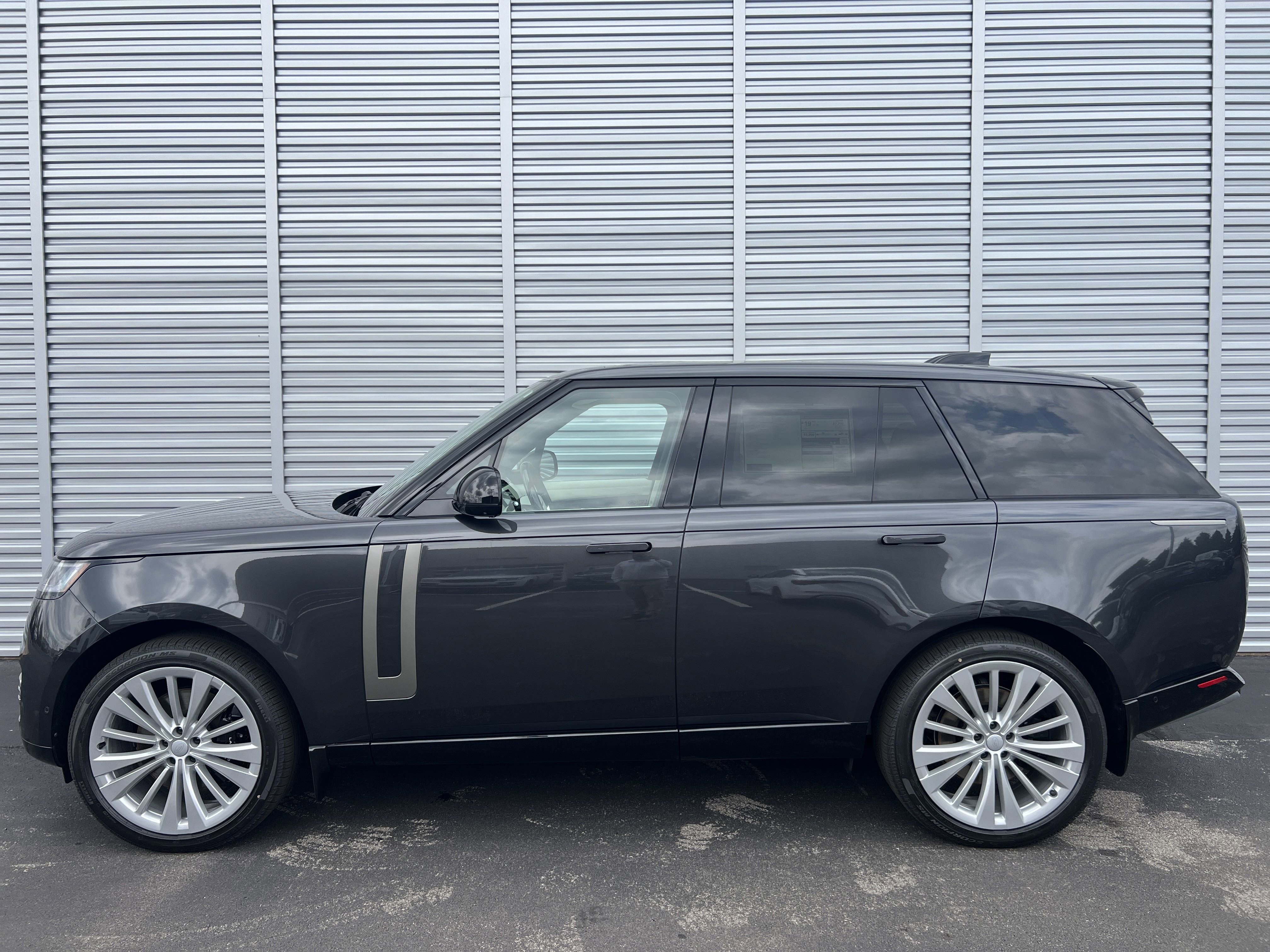 New 2025 Land Rover Range Rover SE image 2