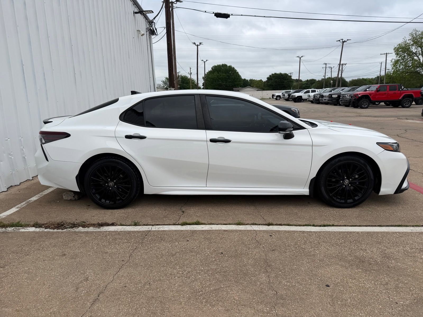Used 2022 Toyota Camry SE FWD image 8