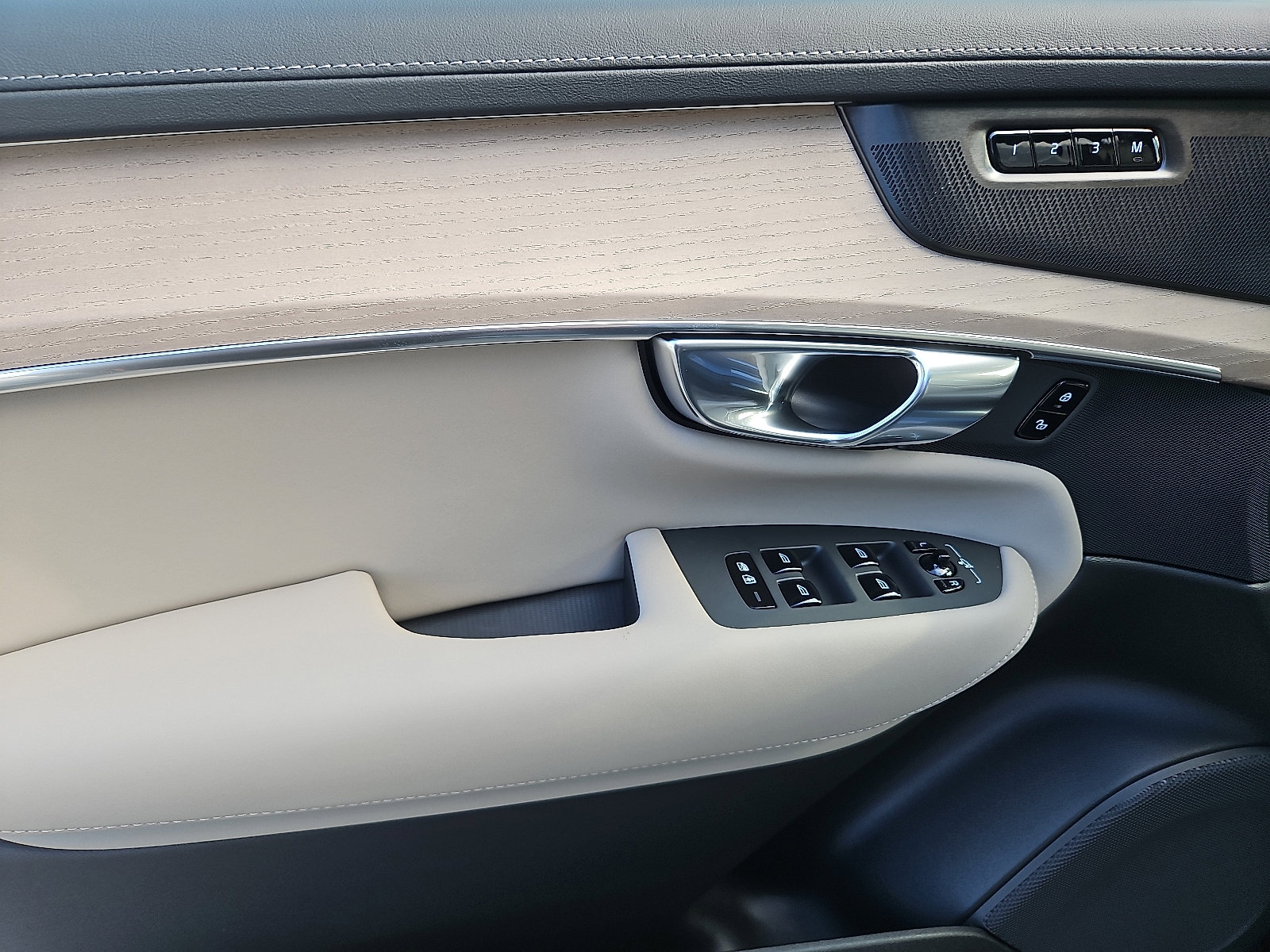 New 2026 Volvo XC90 B6 Plus w/ Protection Package Premier image 10