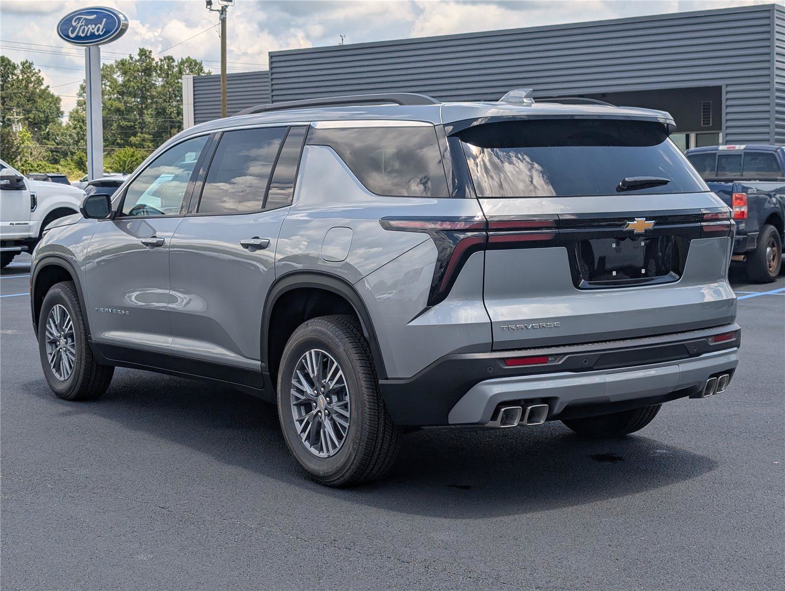 New 2026 Chevrolet Traverse LT w/ Driver Confidence Package FWD image 3