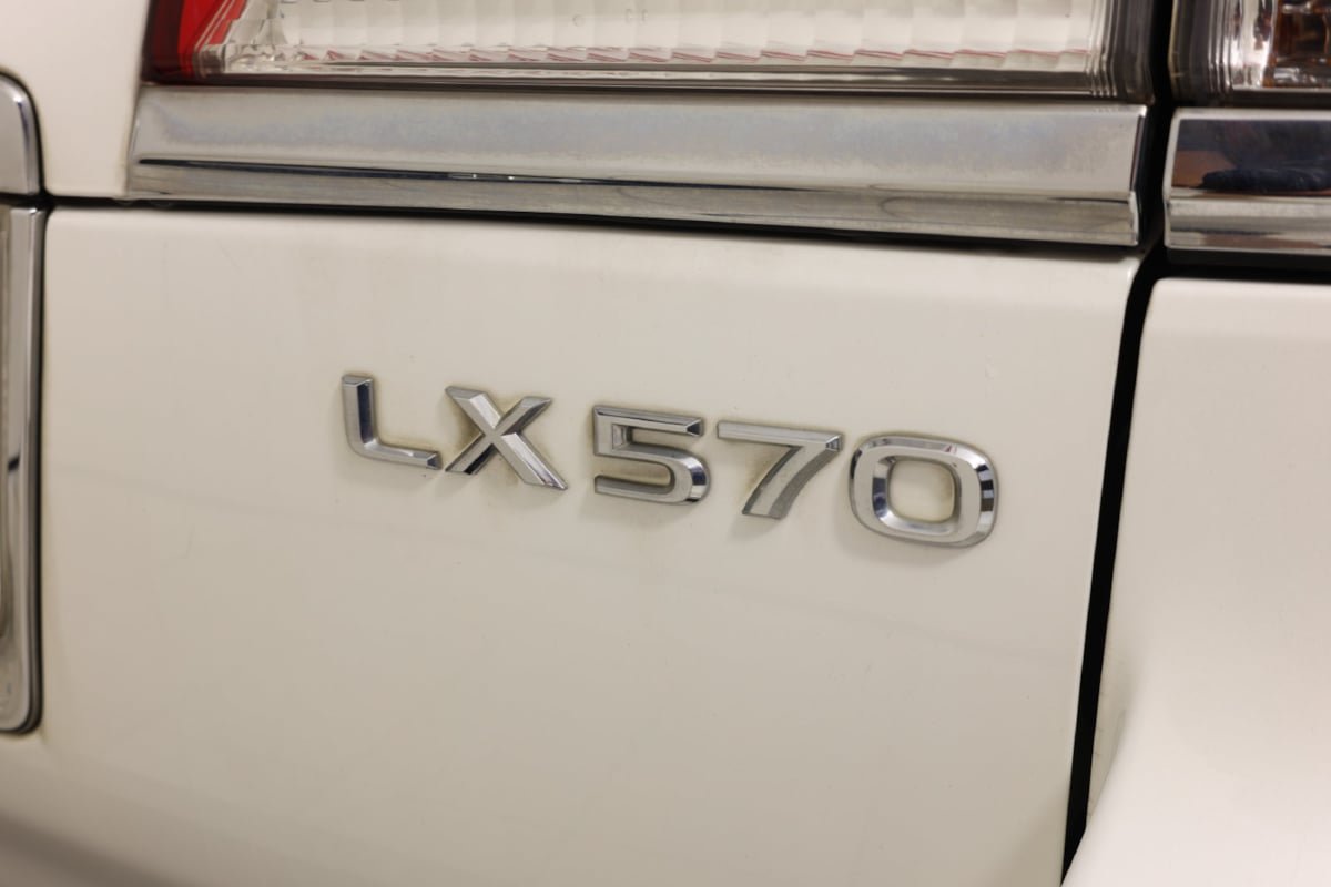 Used 2013 Lexus LX 570 4WD w/ Luxury Pkg w/Pre-crash image 16
