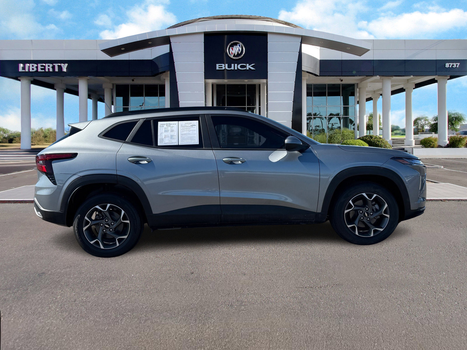 Used 2025 Chevrolet Trax LT w/ Driver Confidence Package image 2