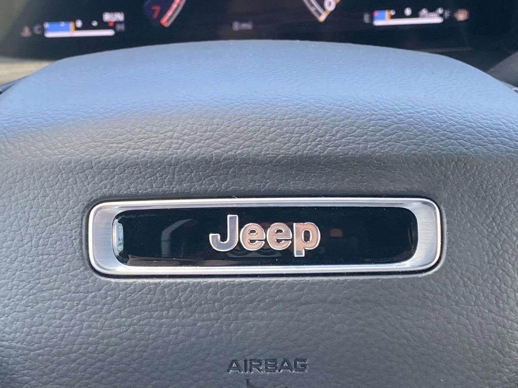 New 2026 Jeep Grand Cherokee Limited w/ Luxury Tech Group II RWD image 30