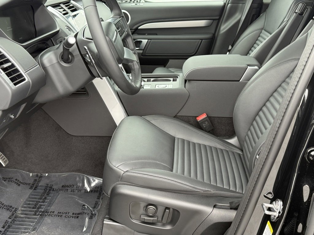 New 2025 Land Rover Discovery Dynamic SE image 12