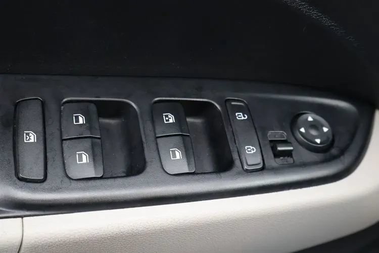 Used 2025 Hyundai Venue SEL FWD image 23