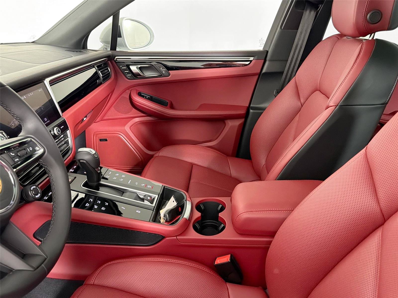 Certified 2025 Porsche Macan S AWD/4WD image 30
