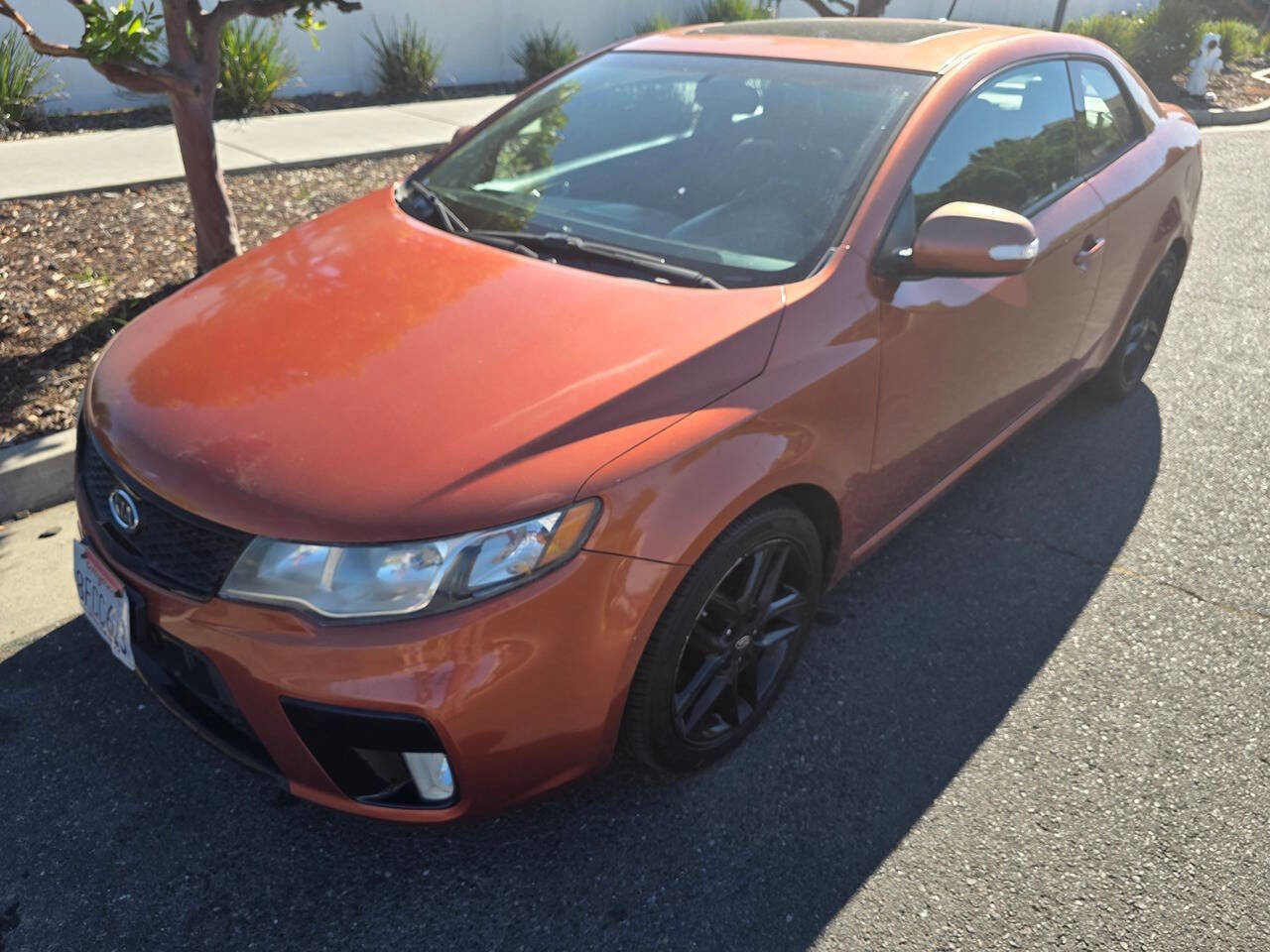 Used 2010 Kia Forte Koup SX w/ Leather Pkg FWD image 3