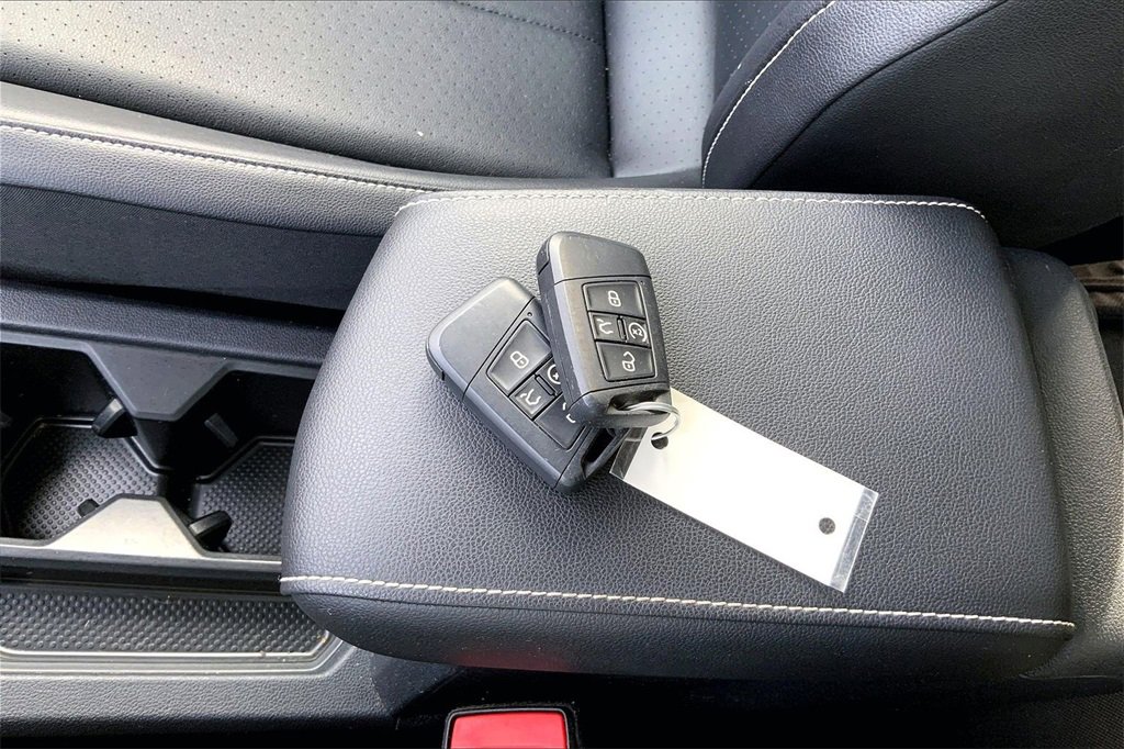 Used 2022 Volkswagen Tiguan SE image 11