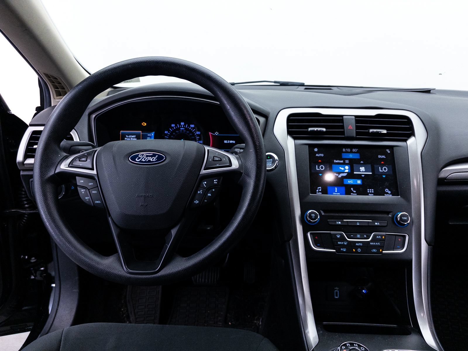 Used 2018 Ford Fusion SE w/ Fusion SE Technology Package FWD image 3