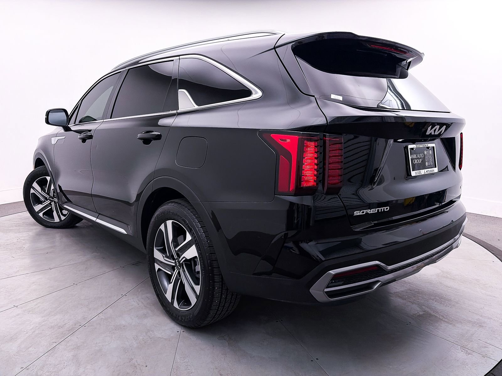 Used 2023 Kia Sorento EX image 2