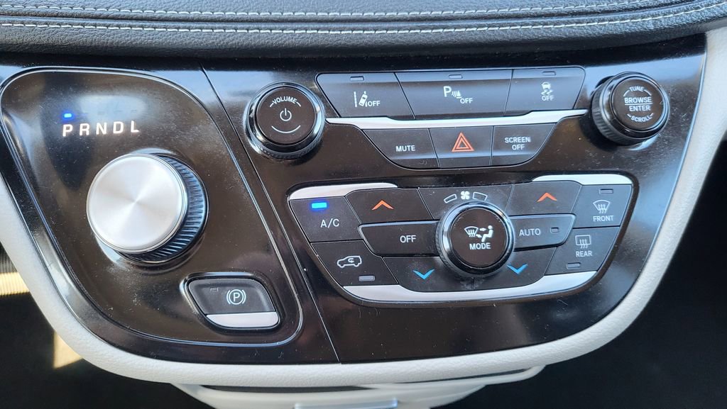 Used 2024 Chrysler Pacifica Select image 35