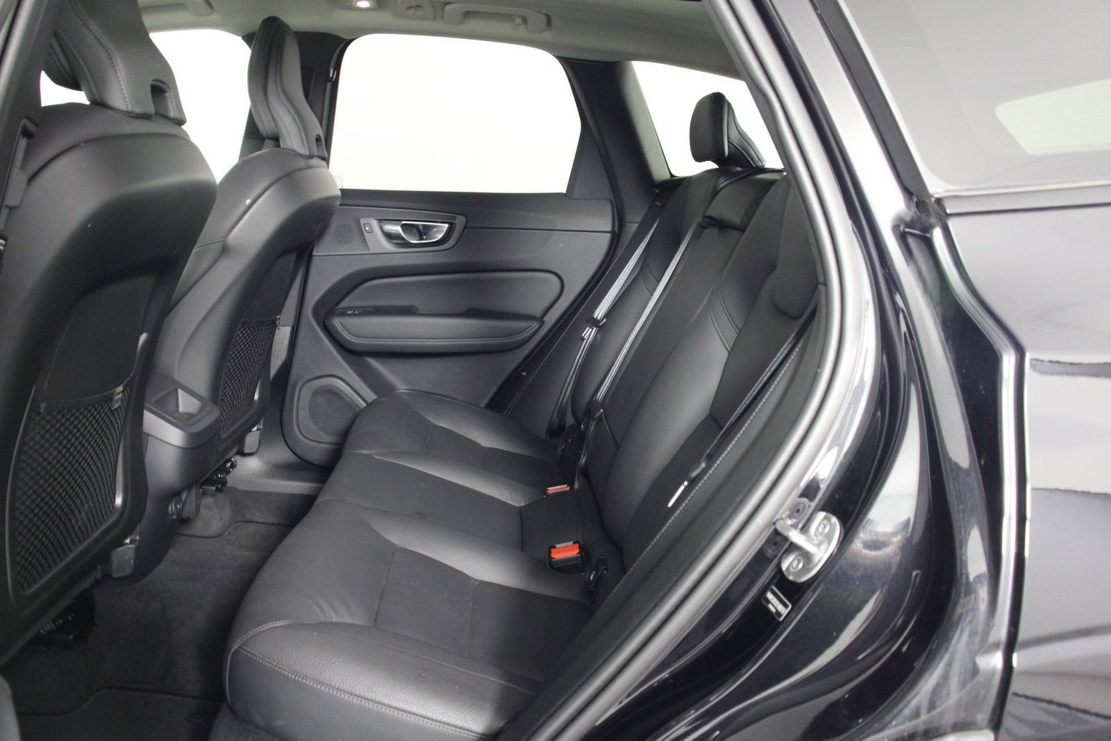 Certified 2025 Volvo XC60 B5 Plus AWD/4WD image 32