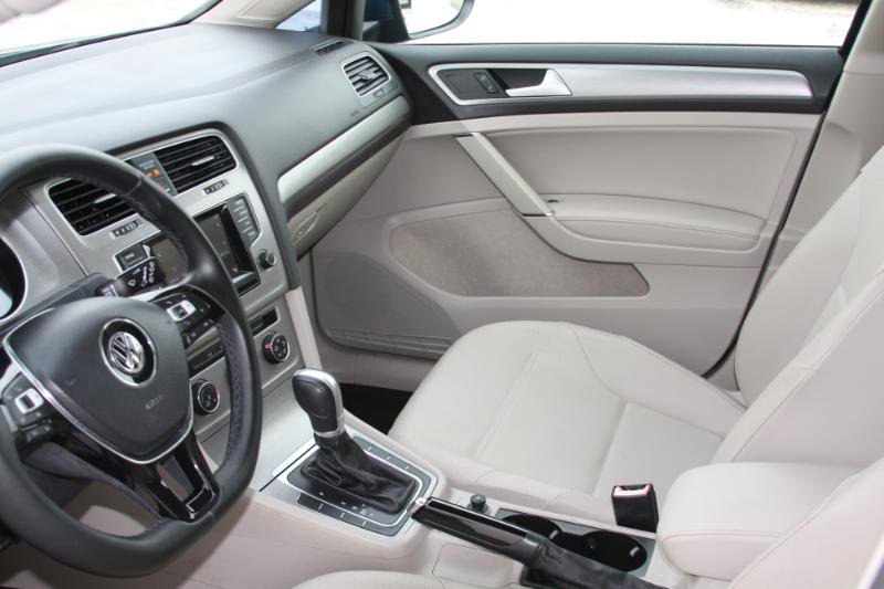 Used 2015 Volkswagen Golf S image 32