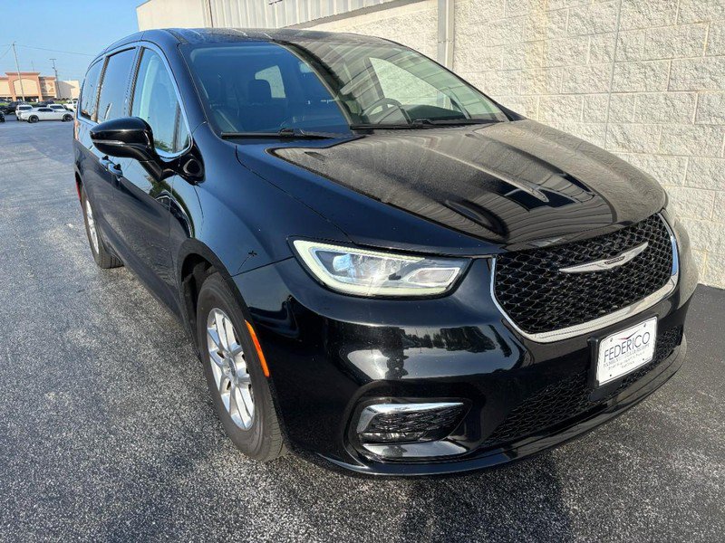 Used 2024 Chrysler Pacifica Touring-L FWD image 2