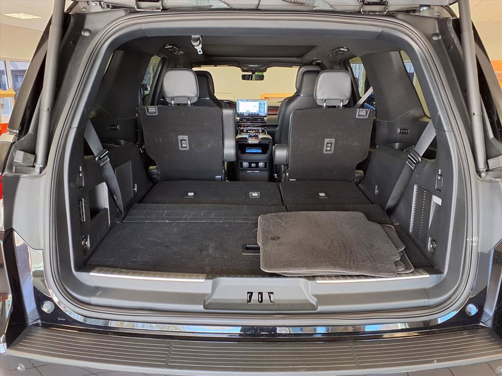 Used 2023 Lincoln Navigator Reserve image 16