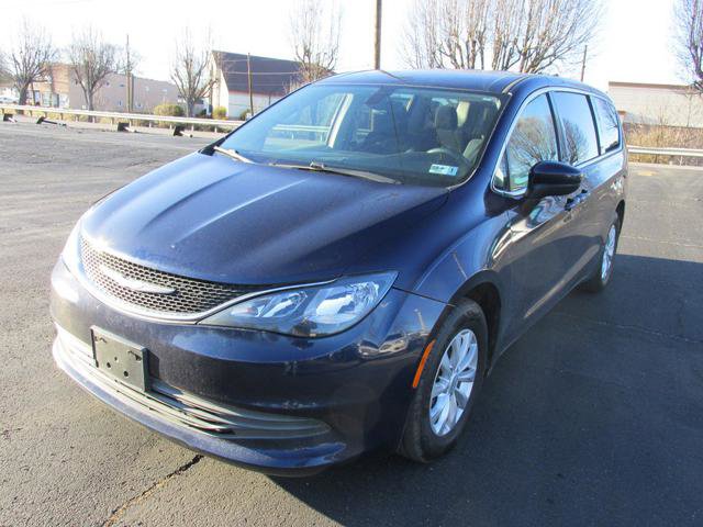 Used 2017 Chrysler Pacifica Touring w/ Tire & Wheel Group FWD image 1