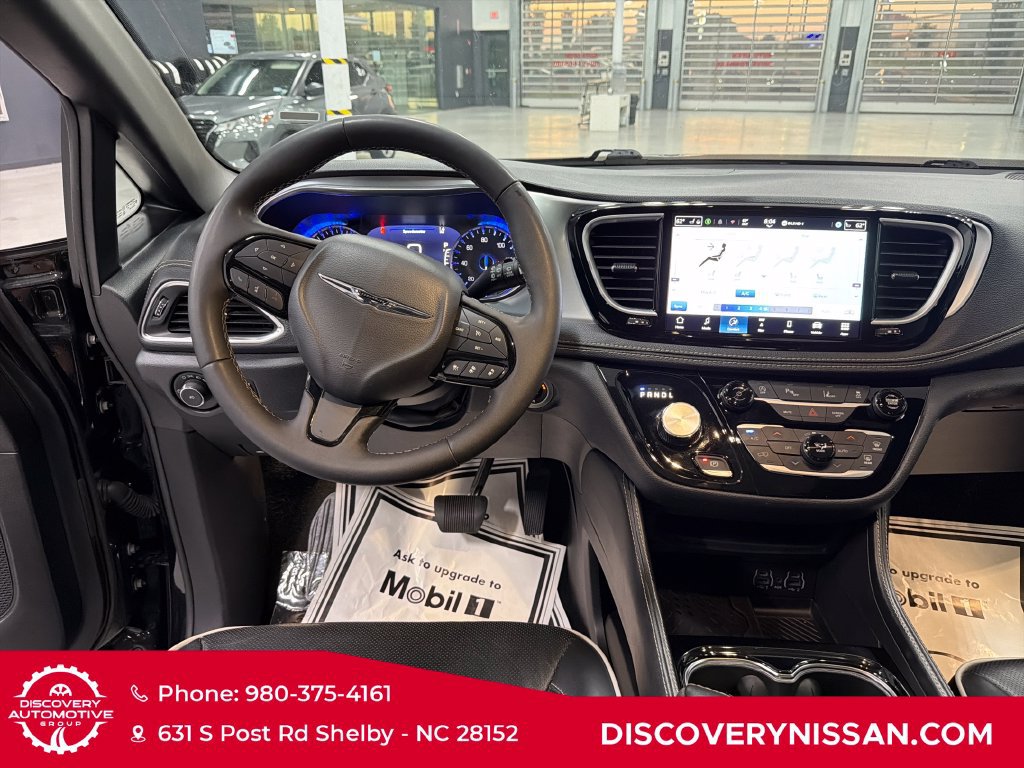 Used 2025 Chrysler Pacifica Limited FWD image 31