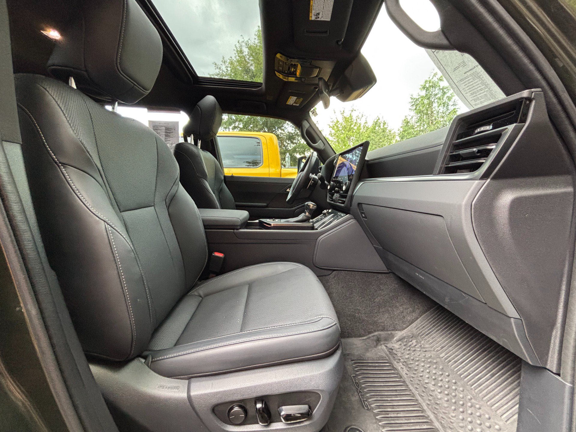 Used 2024 Lexus GX 550 w/ Accessory Package (Z1) AWD/4WD image 35