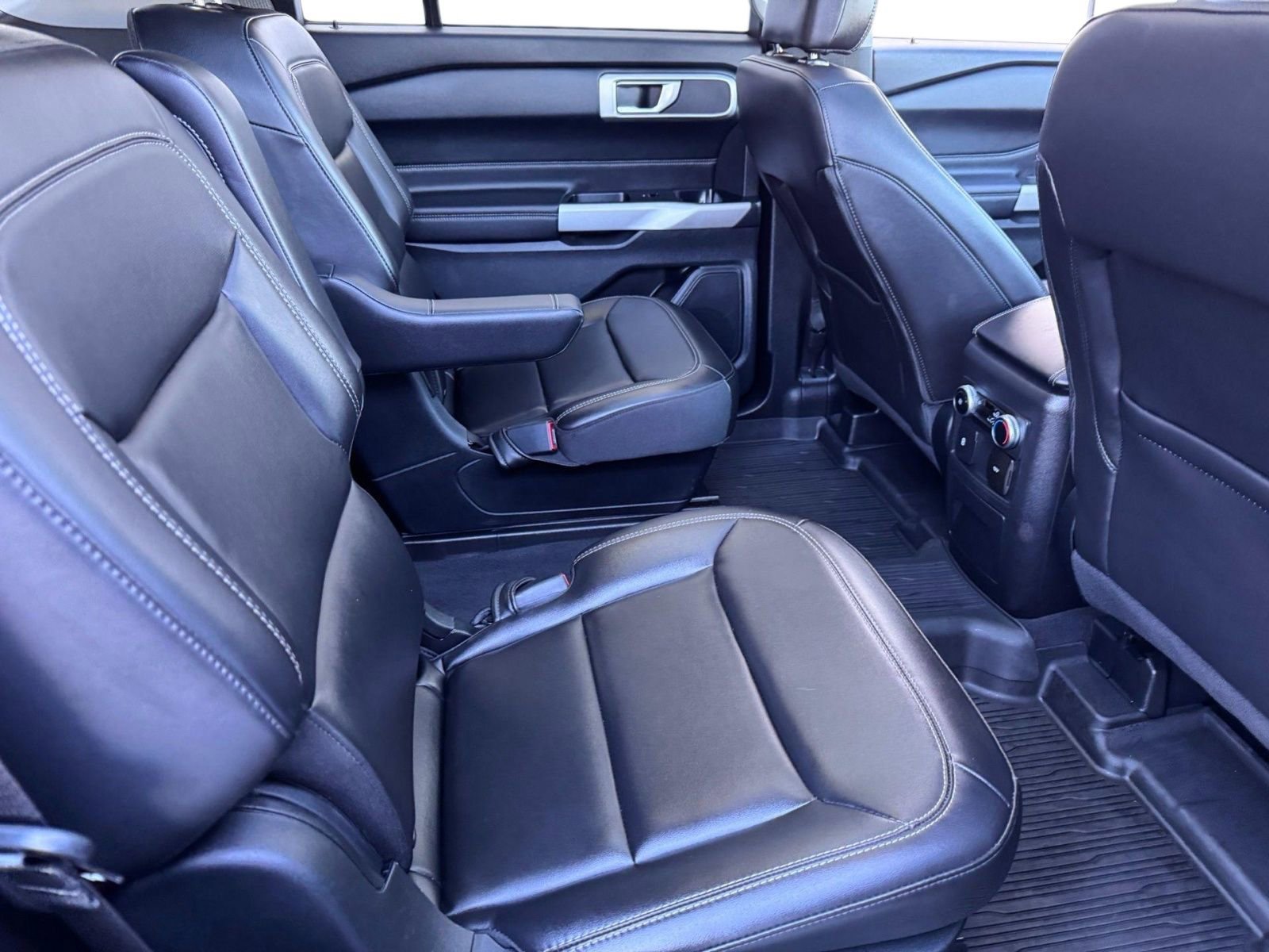 Used 2022 Ford Explorer XLT w/ Equipment Group 202A image 13