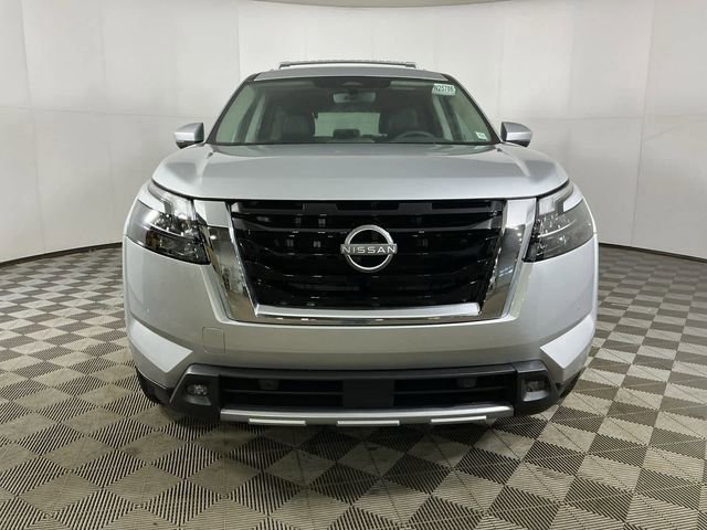 New 2025 Nissan Pathfinder SL image 2