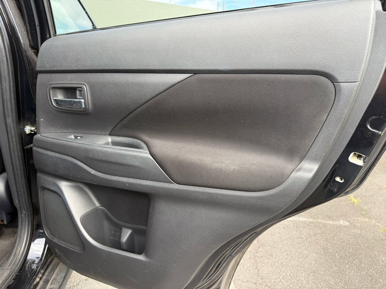 Used 2016 Mitsubishi Outlander SE image 17