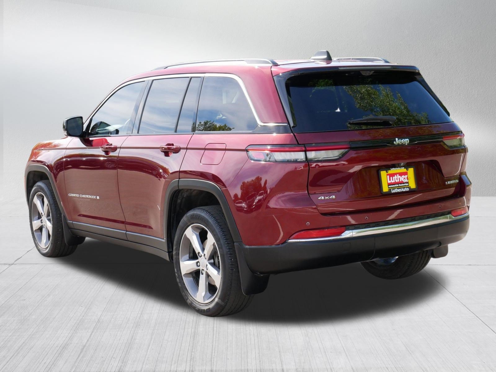 Used 2022 Jeep Grand Cherokee Limited w/ Luxury Tech Group II AWD/4WD image 5