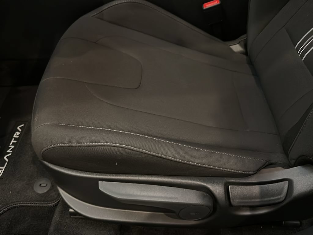 Certified 2025 Hyundai Elantra SEL FWD image 12
