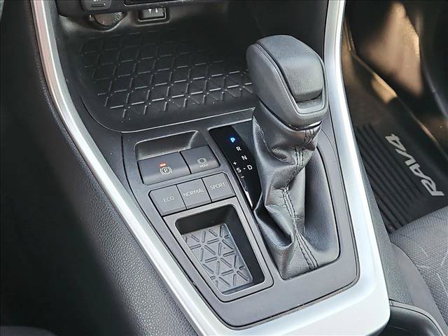 Used 2019 Toyota RAV4 XLE w/ Convenience Package FWD image 12