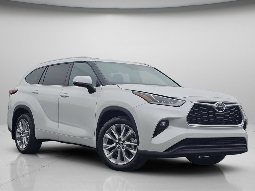 Used 2025 Toyota Highlander Limited image 2