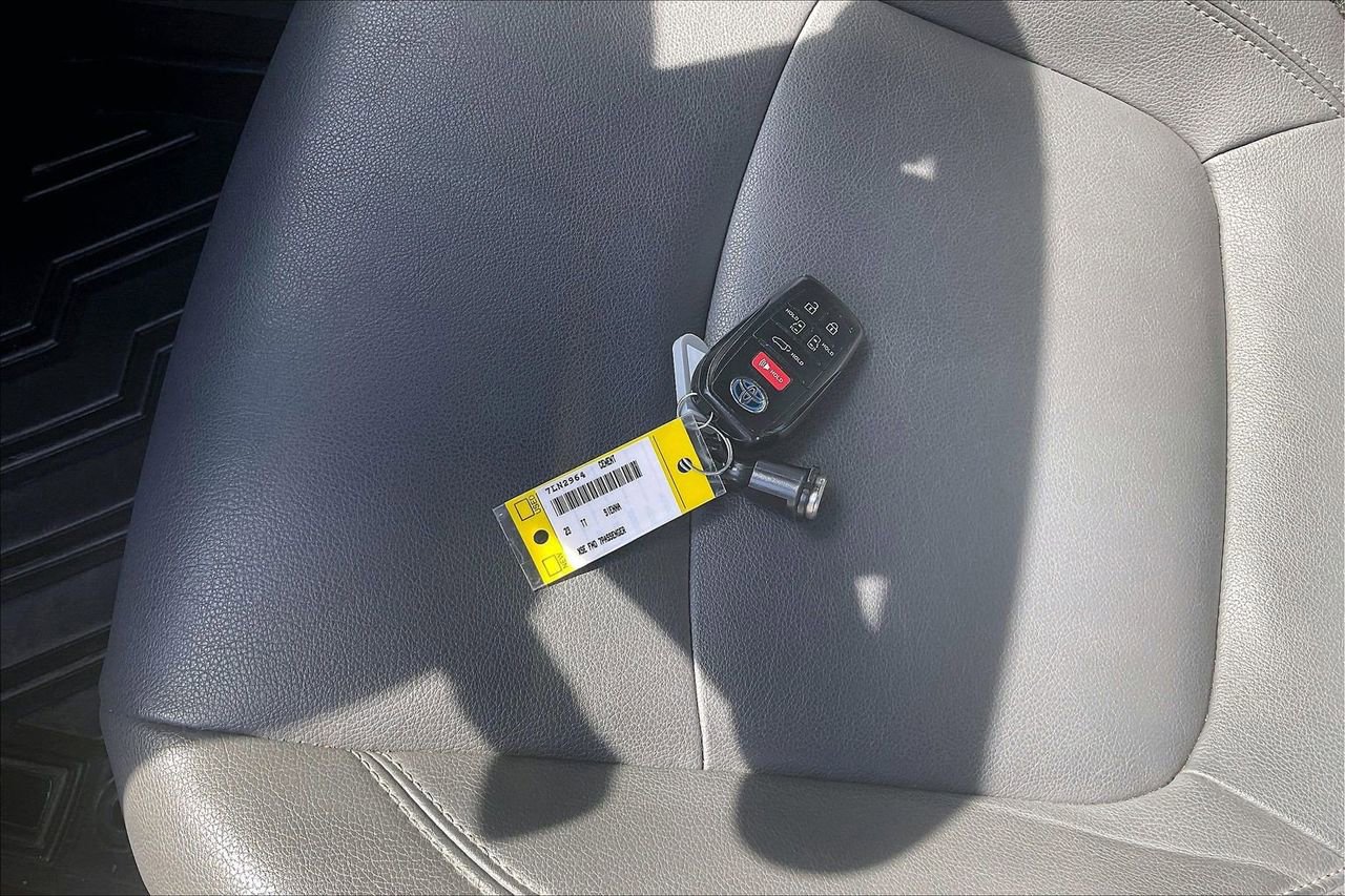 Used 2023 Toyota Sienna XSE image 34