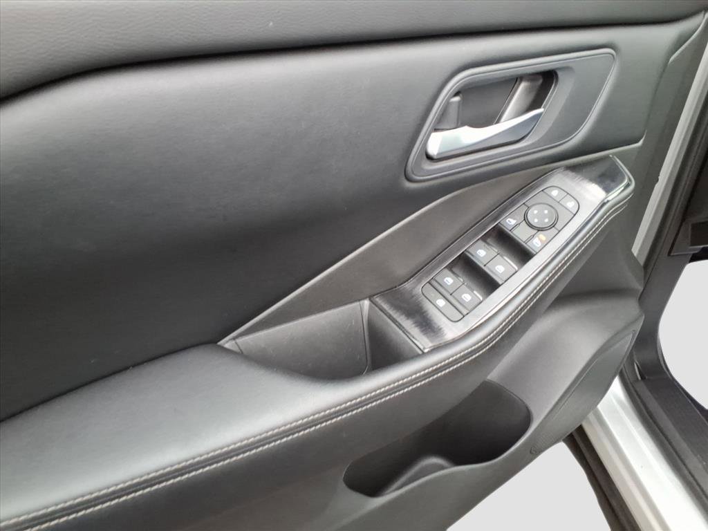 Used 2025 Nissan Rogue SV image 13