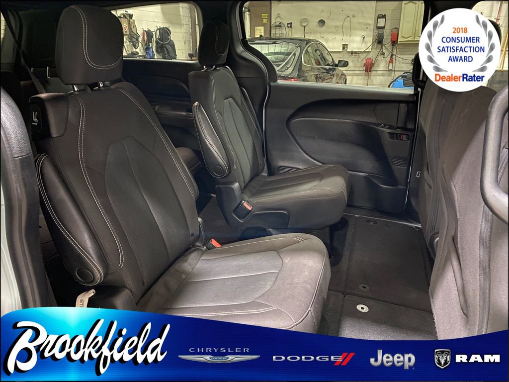 Used 2023 Chrysler Pacifica Touring image 18