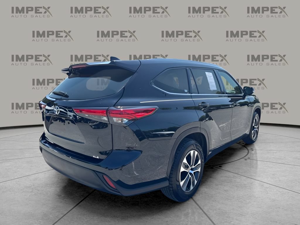 Used 2021 Toyota Highlander XLE FWD image 3
