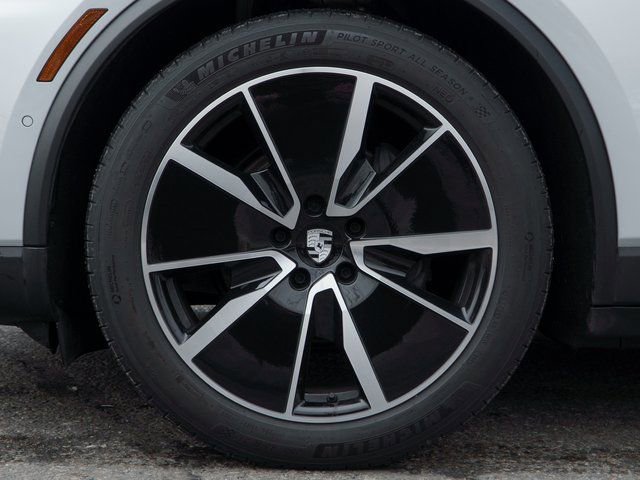 Certified 2025 Porsche Macan Electric image 12