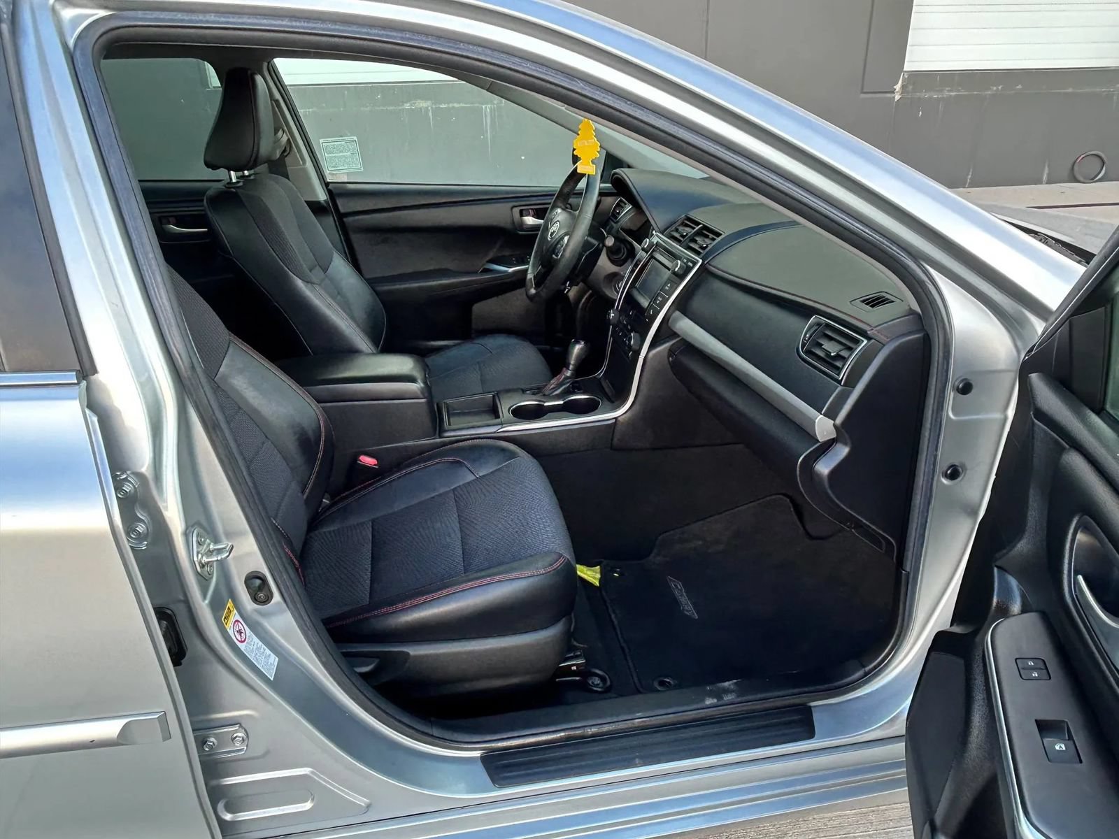 Used 2016 Toyota Camry SE FWD image 12