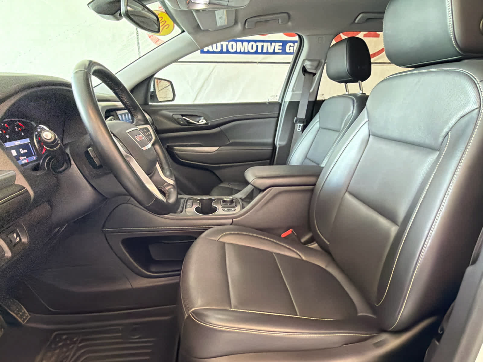 Used 2023 GMC Acadia SLT FWD image 15