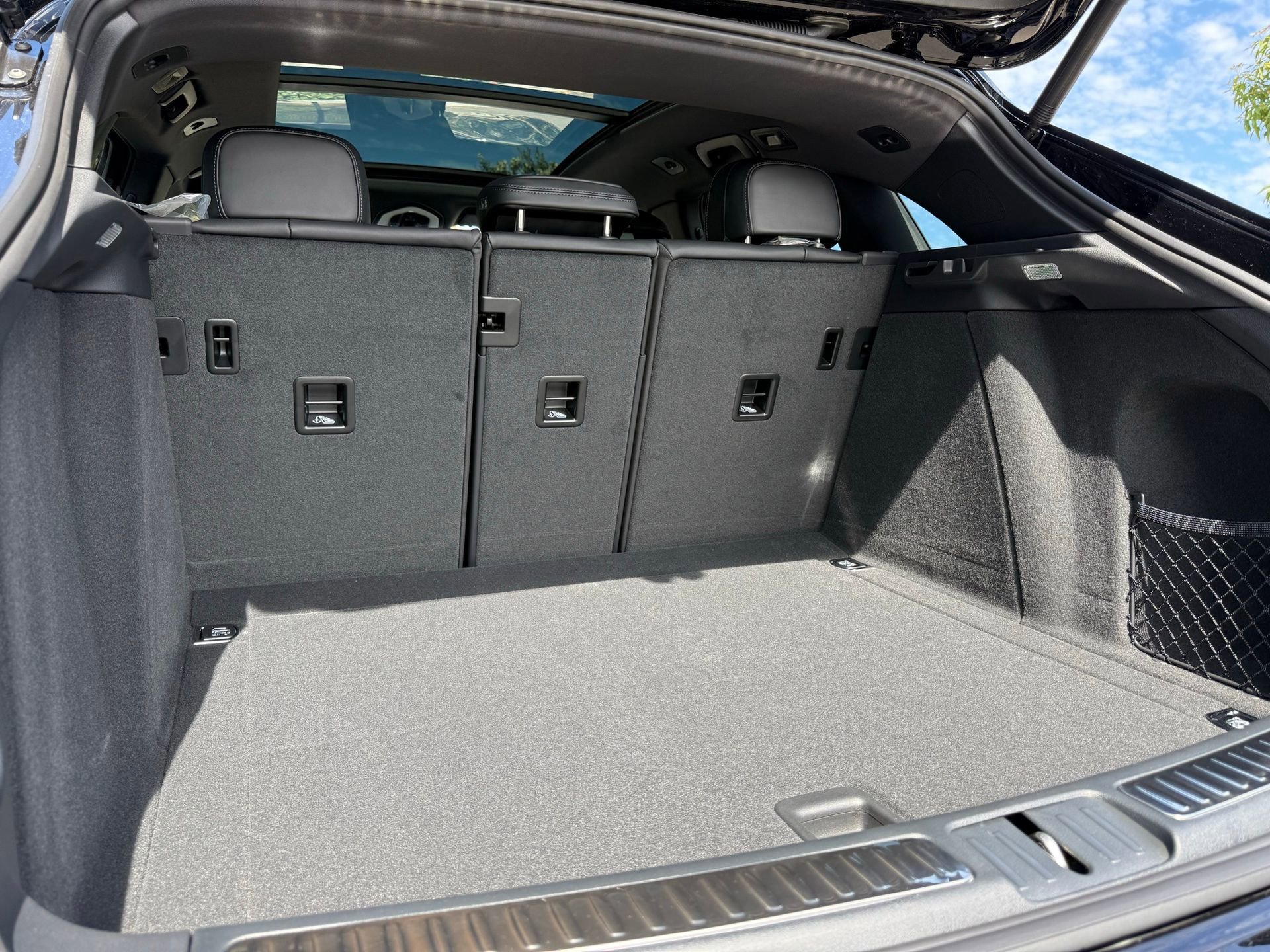 Used 2025 Porsche Macan AWD/4WD image 32