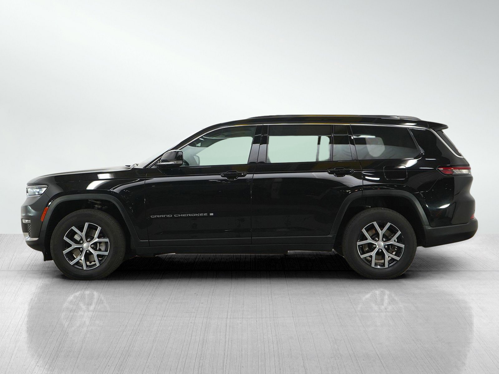 Used 2024 Jeep Grand Cherokee L Limited AWD/4WD image 2