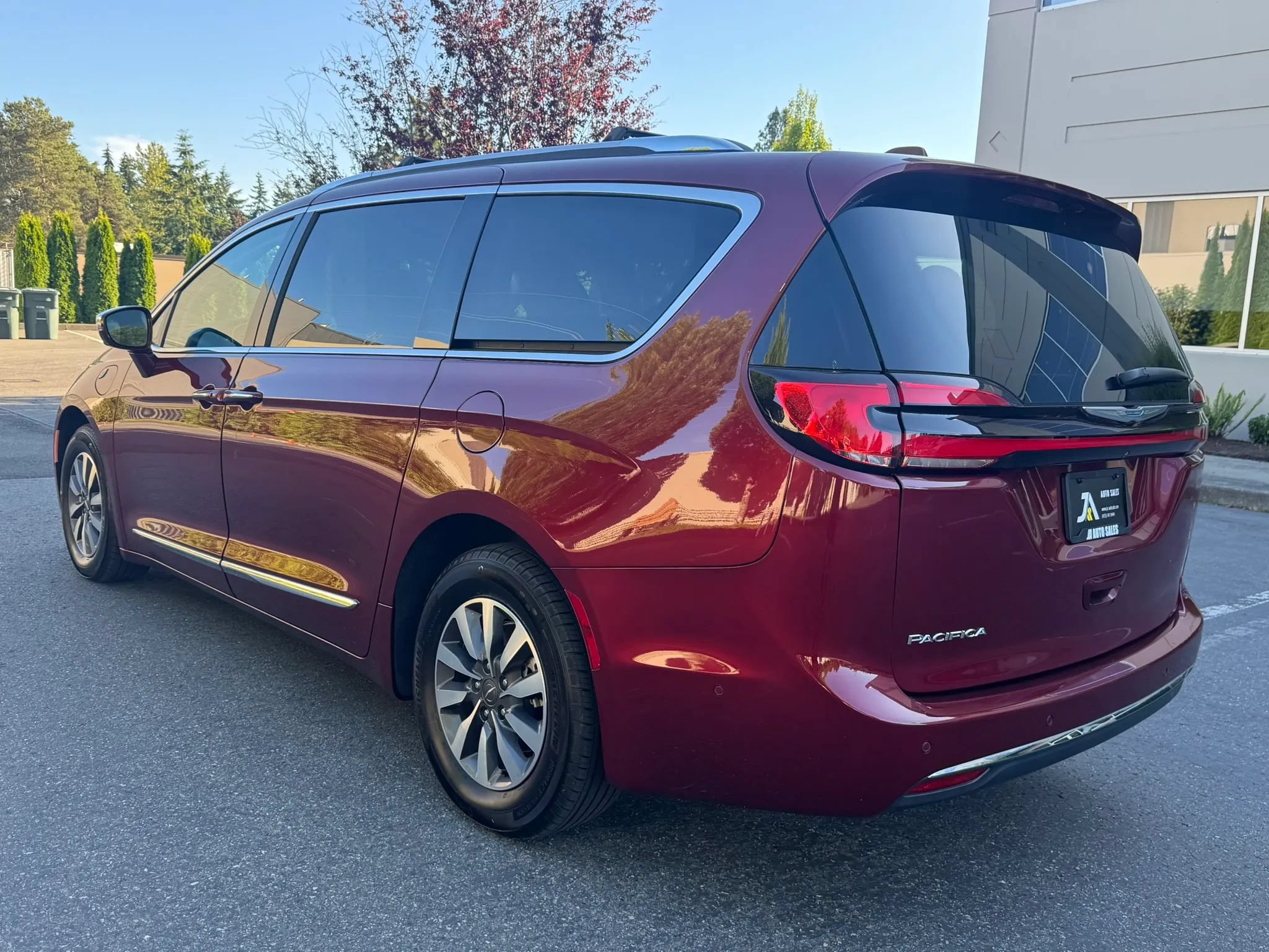 Used 2021 Chrysler Pacifica Limited w/ Premium & Safety Sphere Group FWD image 8