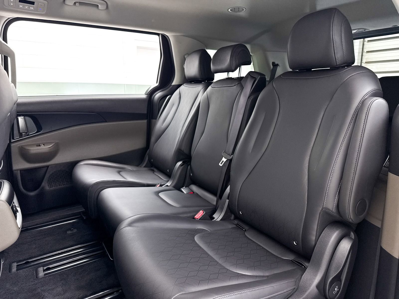 Used 2026 Kia Carnival FWD image 33