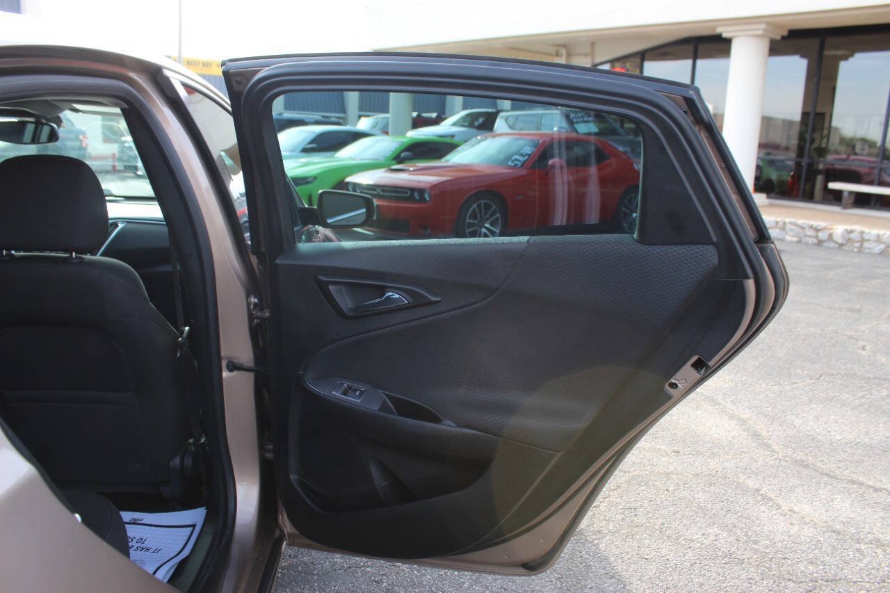 Used 2018 Chevrolet Malibu LT FWD image 12