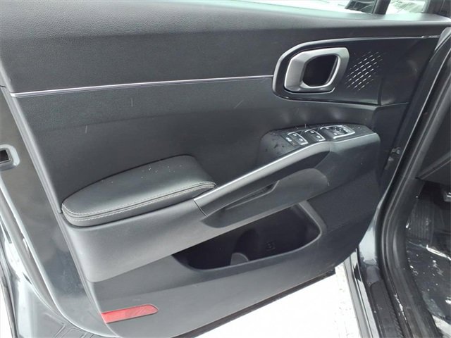 Used 2023 Kia Sorento LX image 12