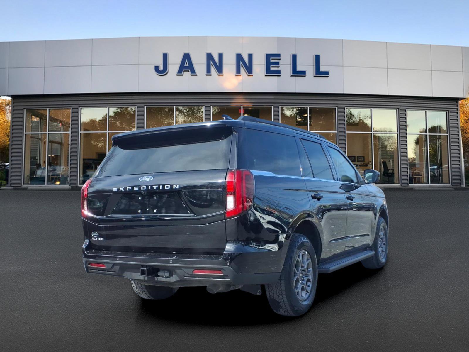 Used 2025 Ford Expedition Active image 5