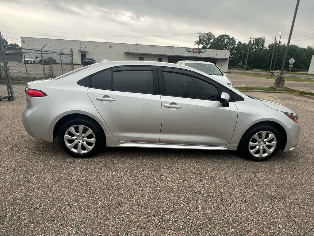 Used 2025 Toyota Corolla LE FWD image 10